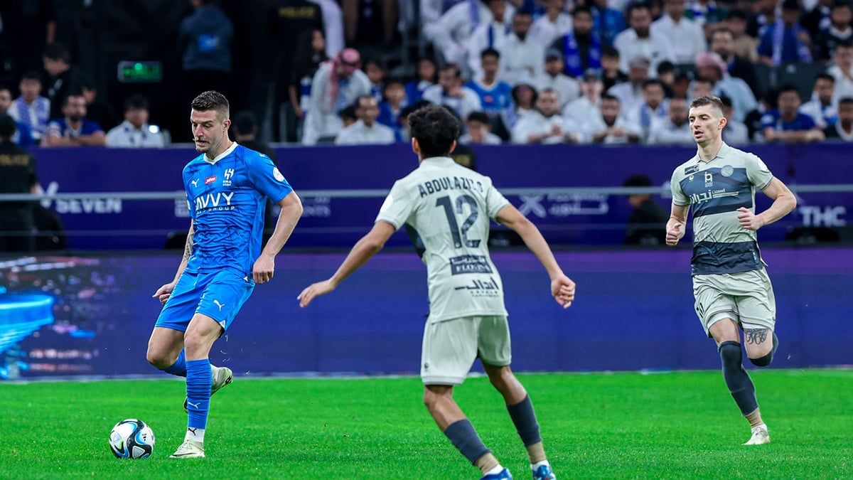 جدل بعد لقطة "دهس" سافيتش لرأس لاعب الأخدود (فيديو)