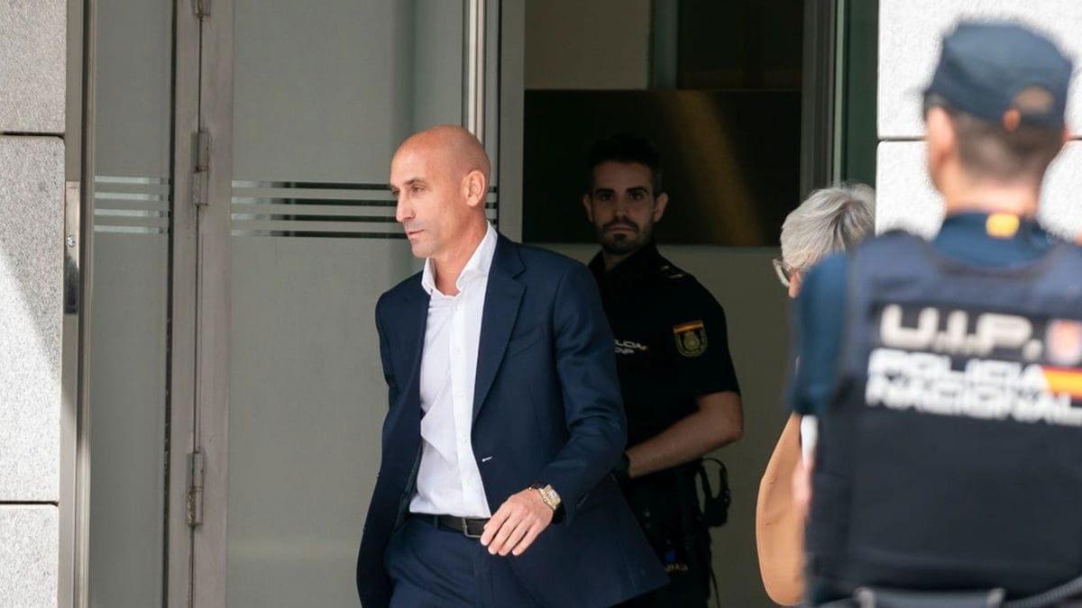 القبض على روبياليس رئيس اتحاد الكرة الإسباني السابق (فيديو)