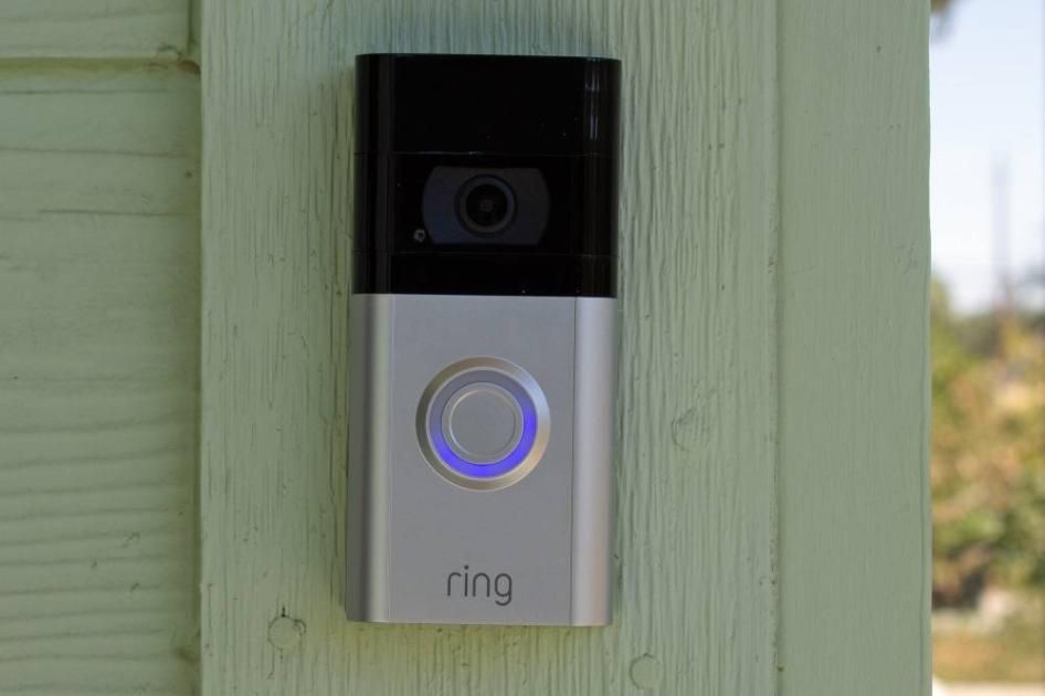 كاميرا الباب تكشف خيانة نجم في «البريميرليغ»