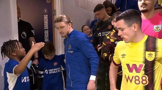 مدرب تشيلسي يدافع عن كابتنه بعد رفضه مصافحة طفل أسود