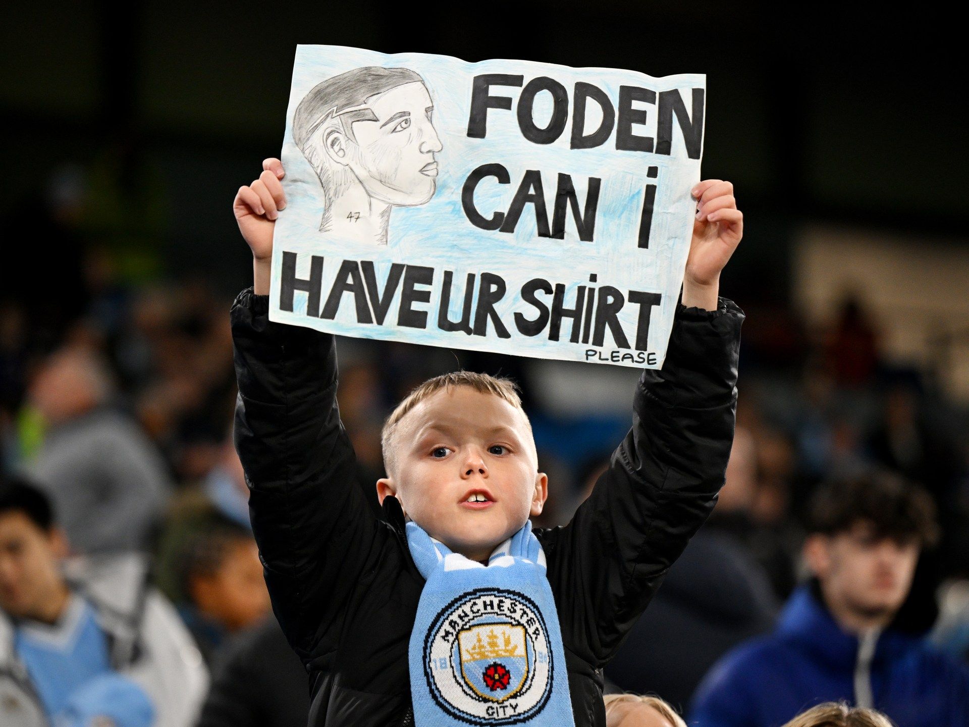 عمره 23 عاما ويربح 5 ملايين يورو سنويا.. فودن نجم داخل الملعب وخارجه - موقع الخليج الان