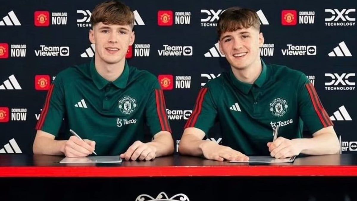 توأما أسطورة مانشستر يونايتد يوقعان عقودا احترافية مع النادي