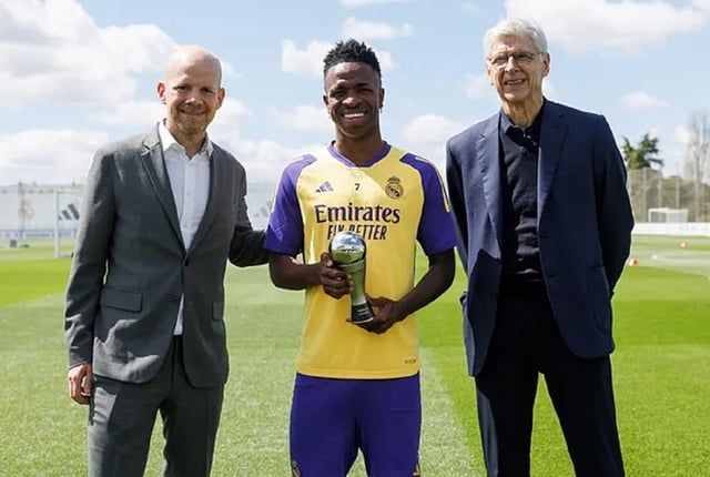 سر ظهور أرسين فينغر في تدريبات ريال مدريد (صور)