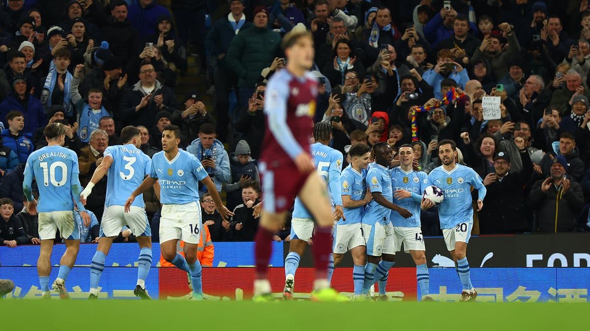 هاتريك فودن في أستون فيلا يبقي مانشستر سيتي بسباق لقب الدوري الإنجليزي