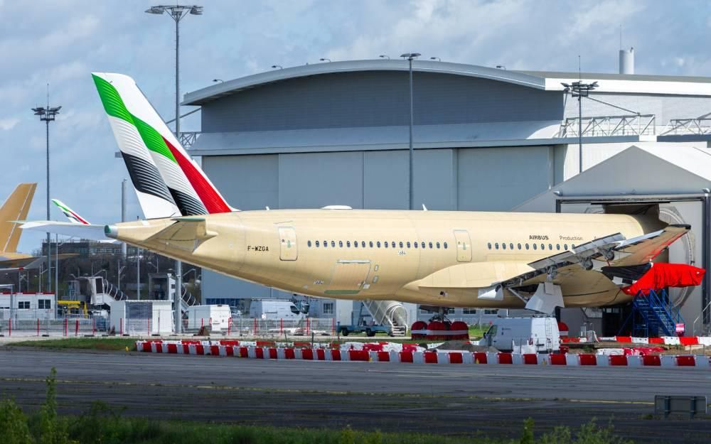 أول طائرة A350 تتزين بشعار «طيران الإمارات»