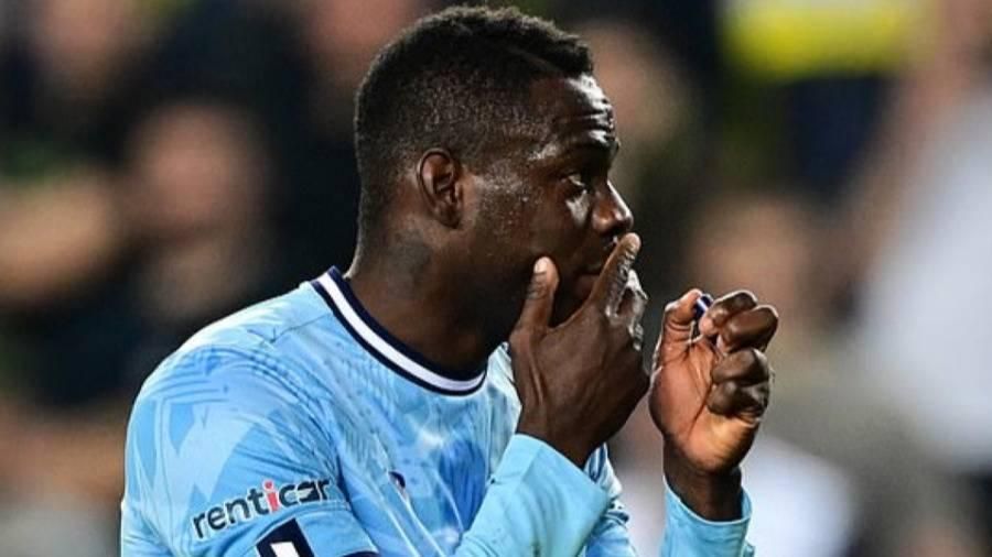 بالوتيلي يشعل سيجارة بعد رميه بـ «ولاعة»