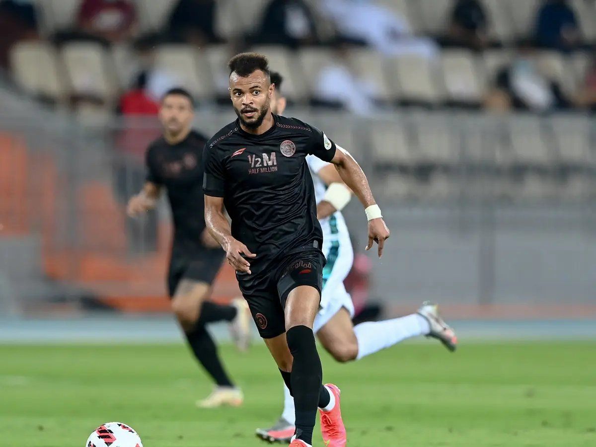 الإصابة تنهي موسم مدافع الأهلي السعودي