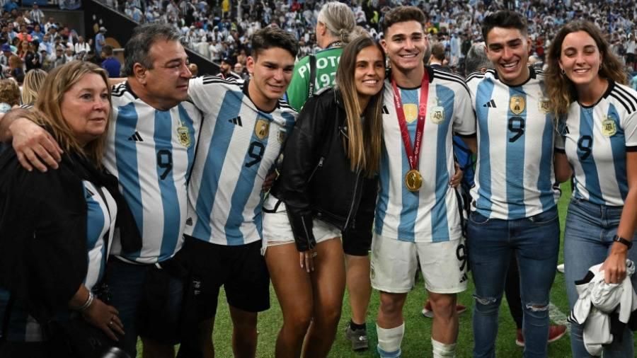 جوليان ألفاريز يحتفظ بكأس العالم في منزله