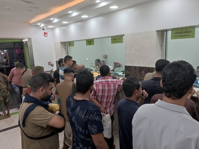 انقسام الريال اليمني يُفاقم معاناة المواطنين