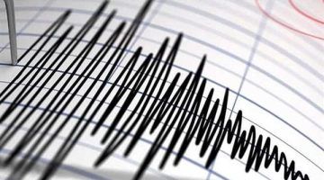 دولة عربية تسجل 6 زلزال خلال 24 ساعة 06/04/2024 09:17 ص سجلت محطات الرصد في المركز الوطني للزلازل بسوريا ٦ هزات منذ امس الجمعة ٥ ابريل وحتي الثامنة صباح اليوم. وأشارت المحطات السورية الي رصد هزتين في تركيا الساعة ١٠:٤٦ و ١٢:١٣ امس بقدر ٣.٣ و ٣.٤ ريختر. كما تم تسجيل هزة غرب طرطوس بحوالي ٥١كم بالبحر الساعة ١٥:١٤ بقدر ٢.٥ ريختر وهزة في لواء اسكندرون الساعة