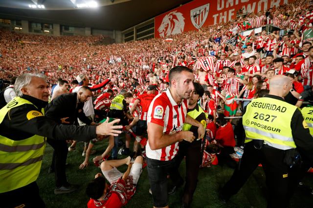 لحظات مرعبة لسقوط مدرج جماهير بطل كأس ملك إسبانيا (فيديو)