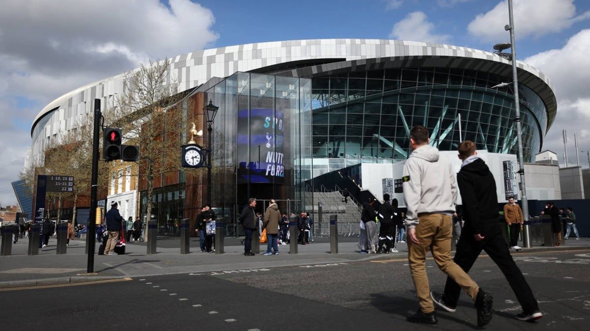 رغم حادث طعن قرب الملعب.. إقامة مباراة توتنهام ونوتنغهام في موعدها