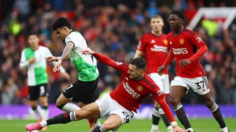 مانشستر يونايتد يتعادل مع ليفربول ويعطله عن صدارة الدوري الإنجليزي
