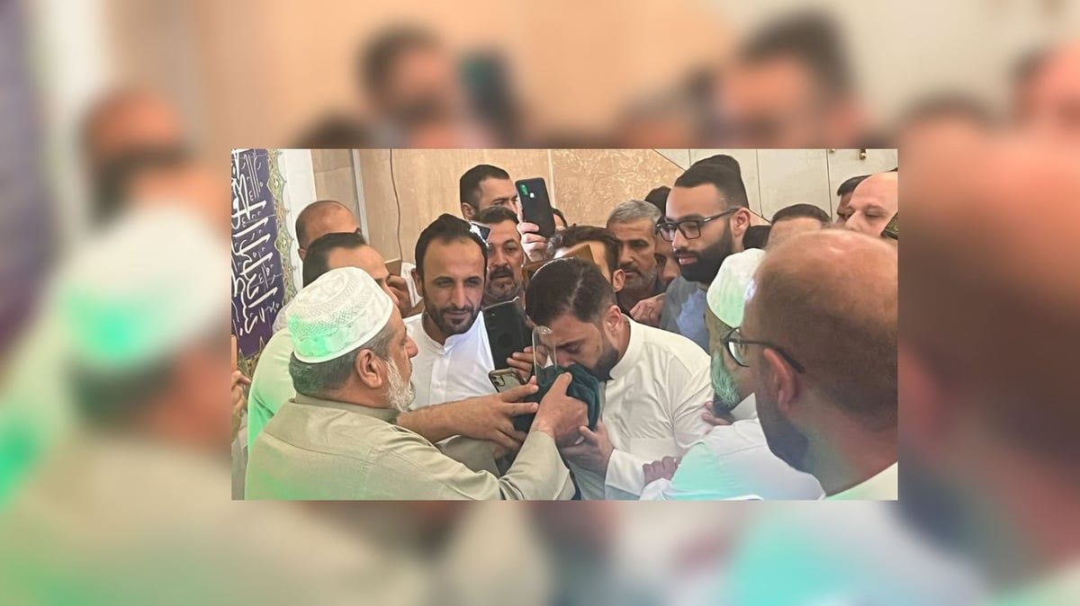 مسجد في بغداد يعرض شعرة منسوبة للنبي محمد (صور)