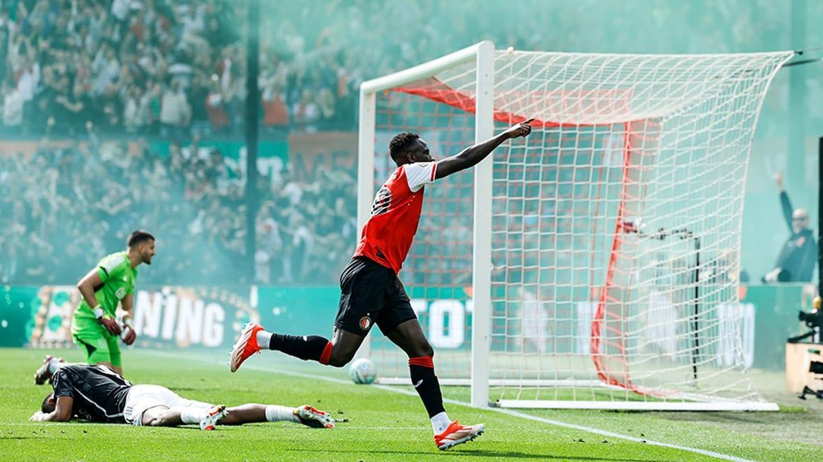 6-0.. أياكس يتلقى هزيمة مذلة أمام فينورد في قمة الدوري الهولندي