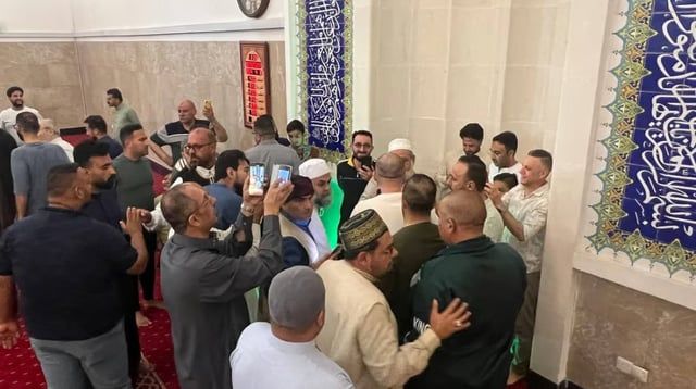 مسجد في بغداد يعرض شعرة منسوبة للنبي محمد (صور)