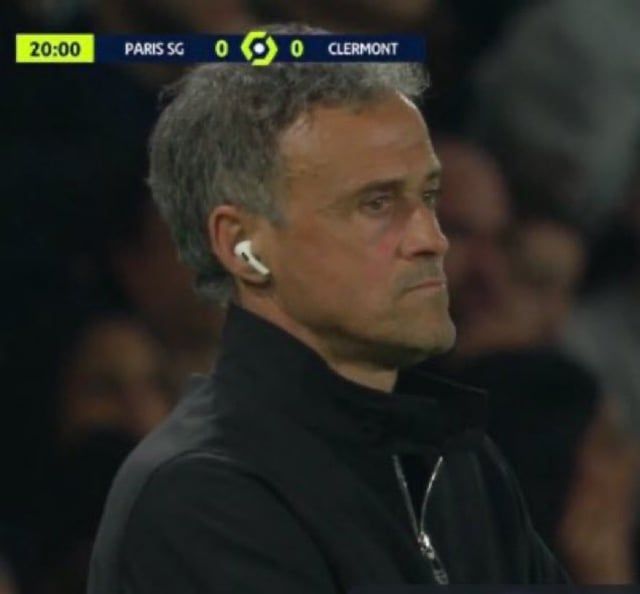 سر سماعات الأذن التي يرتديها إنريكي في مباريات سان جيرمان (صورة)