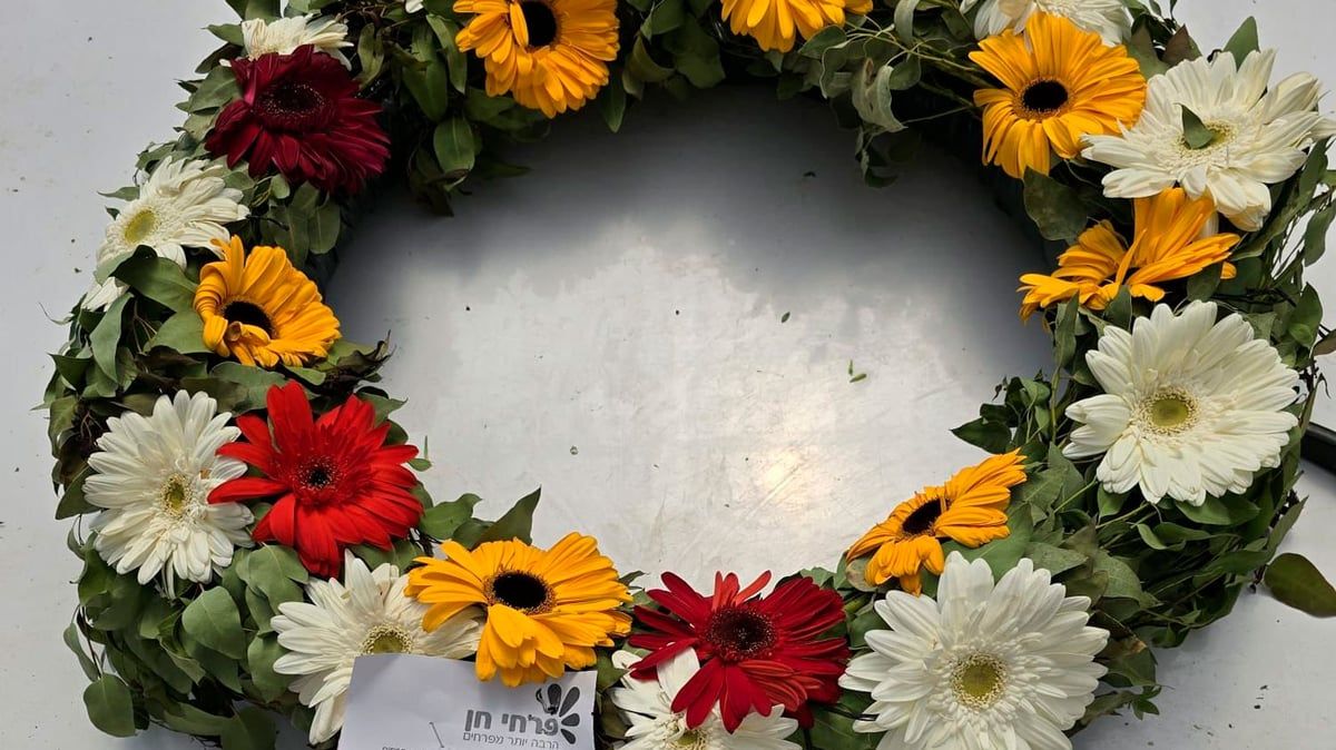إسرائيل.. ضجة بعد إرسال باقة أزهار "غامضة" لعائلة محتجزة لدى حماس