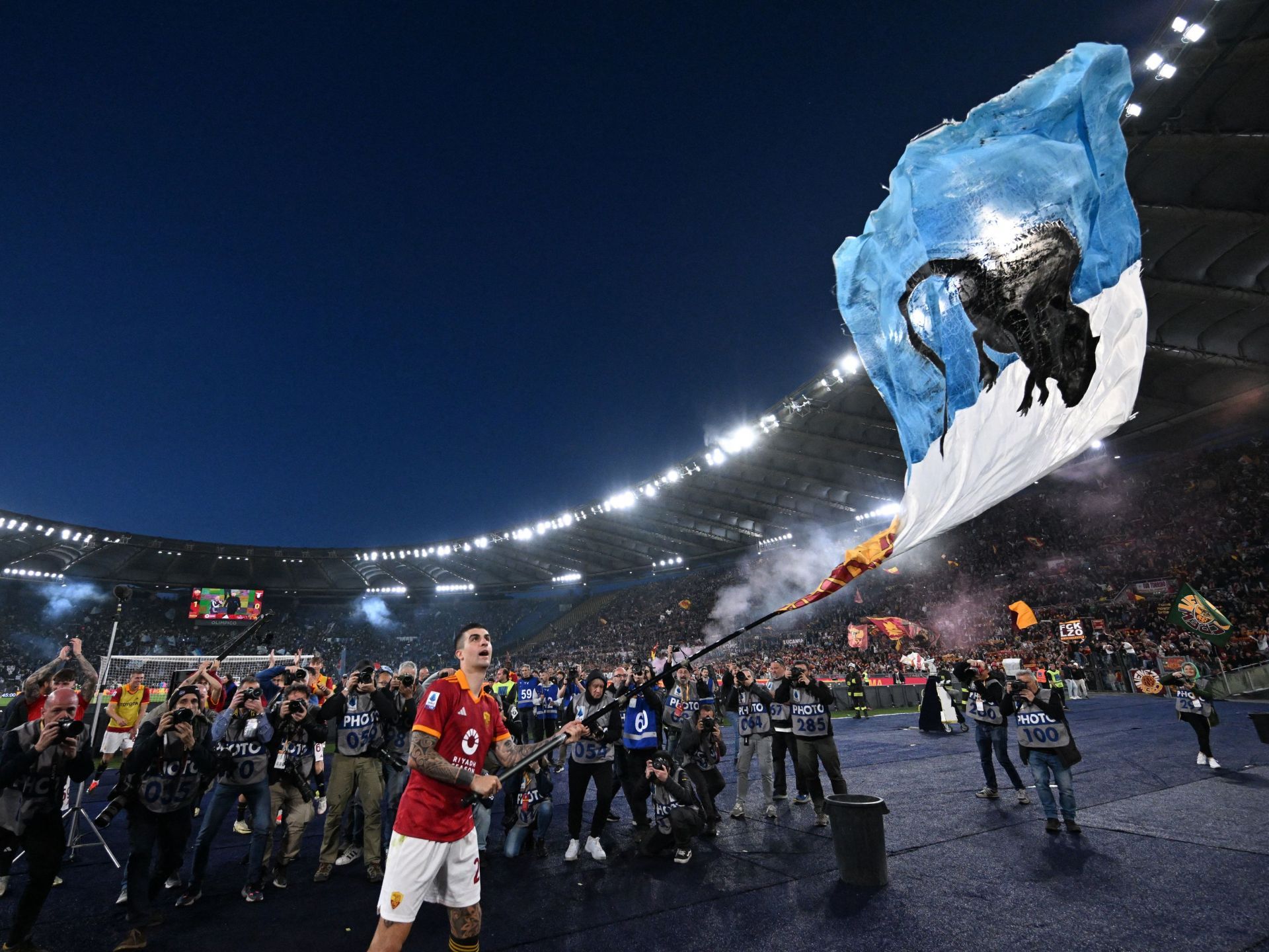 بالفيديو.. التحقيق مع مدافع روما لاحتفاله بعلم “الجرذ الأسود” - موقع الخليج الان