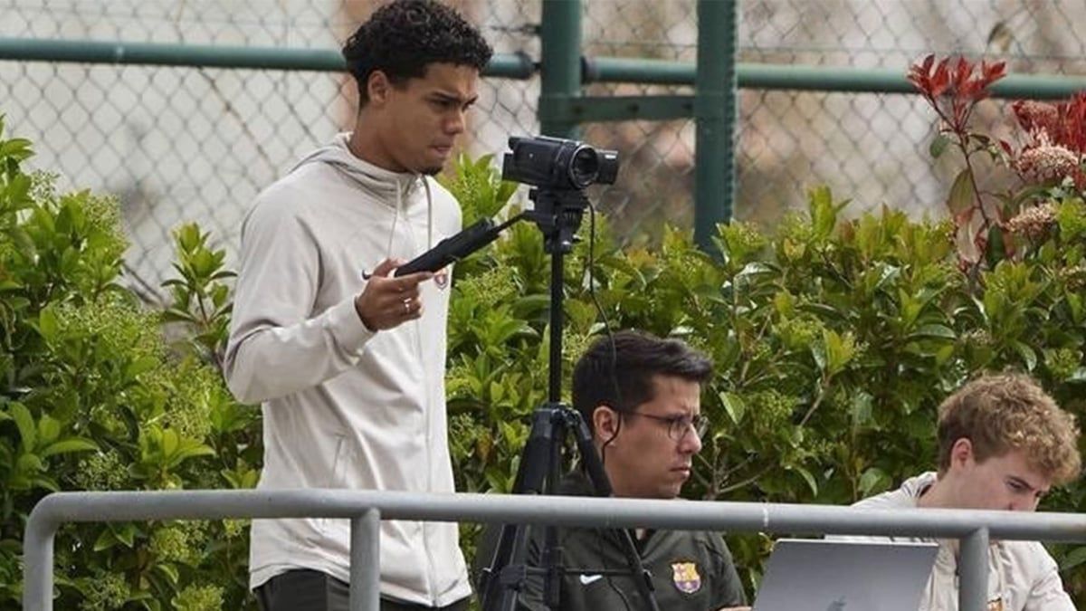 إحراج نجل رونالدينيو في مباراة لشباب برشلونة (صور)