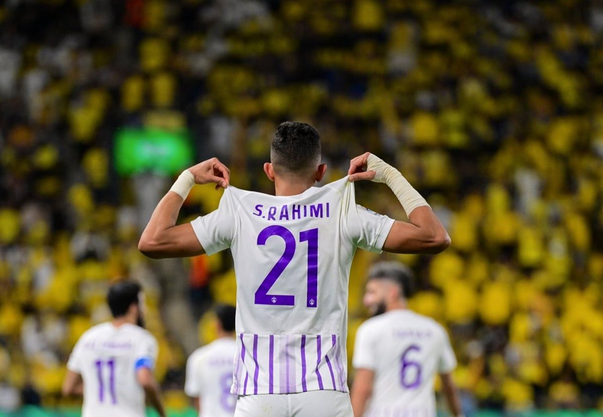 نقل سفيان رحيمي إلى المستشفى بعد إصابته في مباراة العين والنصر (فيديو)