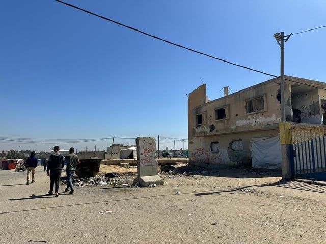 احتجاجات نادرة.. فلسطينيون يخطون عبارات مناهضة لحماس في شوارع غزة (صور)