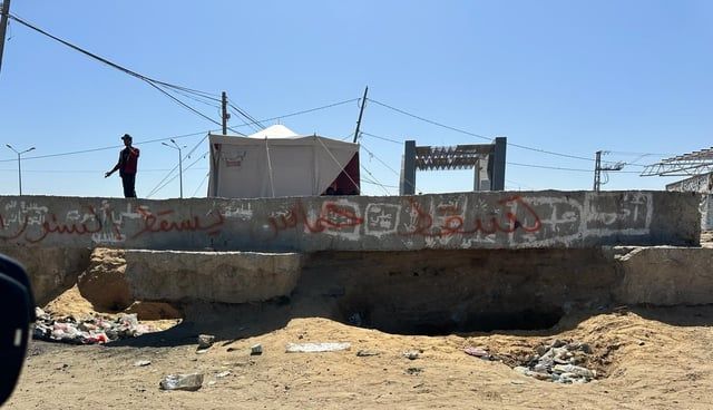 احتجاجات نادرة.. فلسطينيون يخطون عبارات مناهضة لحماس في شوارع غزة (صور)