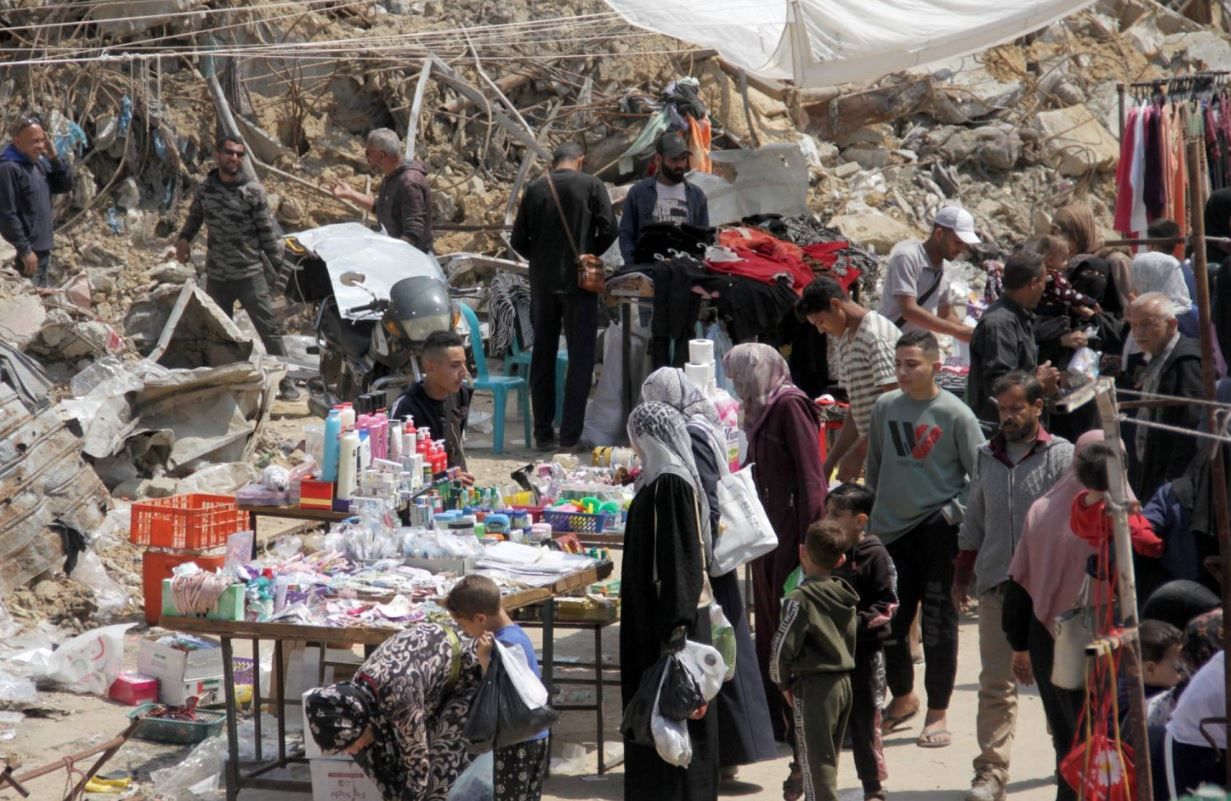 ملابس وكحك وسط الحطام.. 5 صور ترصد أجواء عيد الفطر في غزة|شاهد