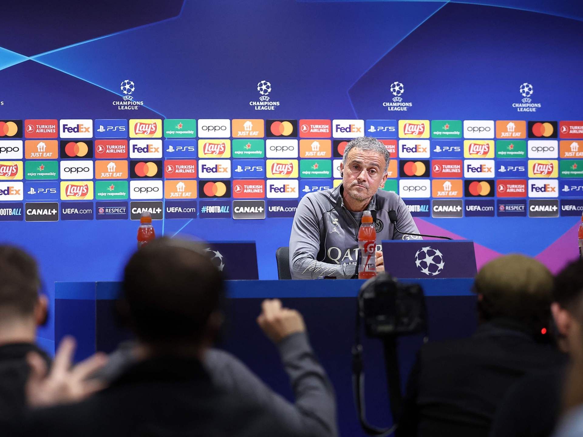 إنريكي مستفزا تشافي: أنا أمثل أسلوب برشلونة أكثر من أي مدرب آخر - موقع الخليج الان