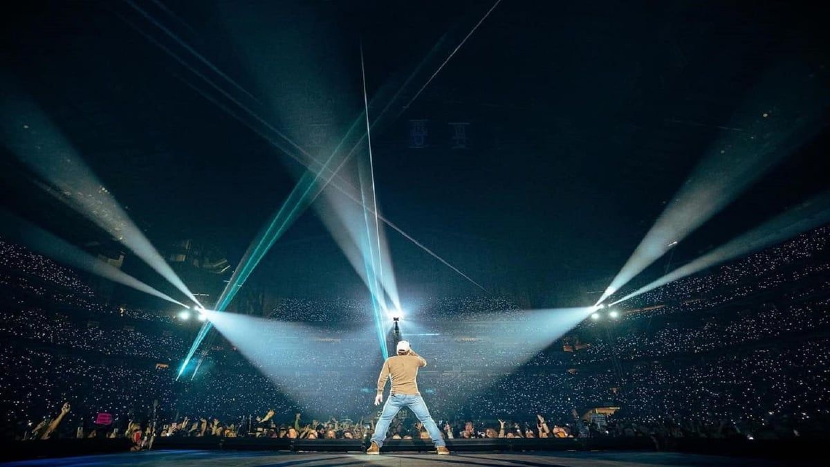 اعتقال مغنٍ أمريكي شهير لإلقائه كرسيّا من الطابق السادس (فيديو)