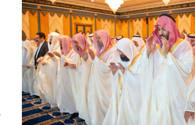 في أجواء روحانية مهيبة! ولي العهد السعودي يؤدي صلاة العيد في المسجد الحرام - موقع الخليج الان