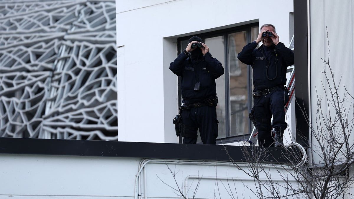 سر وجود قناصة في سقف ملعب مباراة سان جيرمان وبرشلونة (صورة)