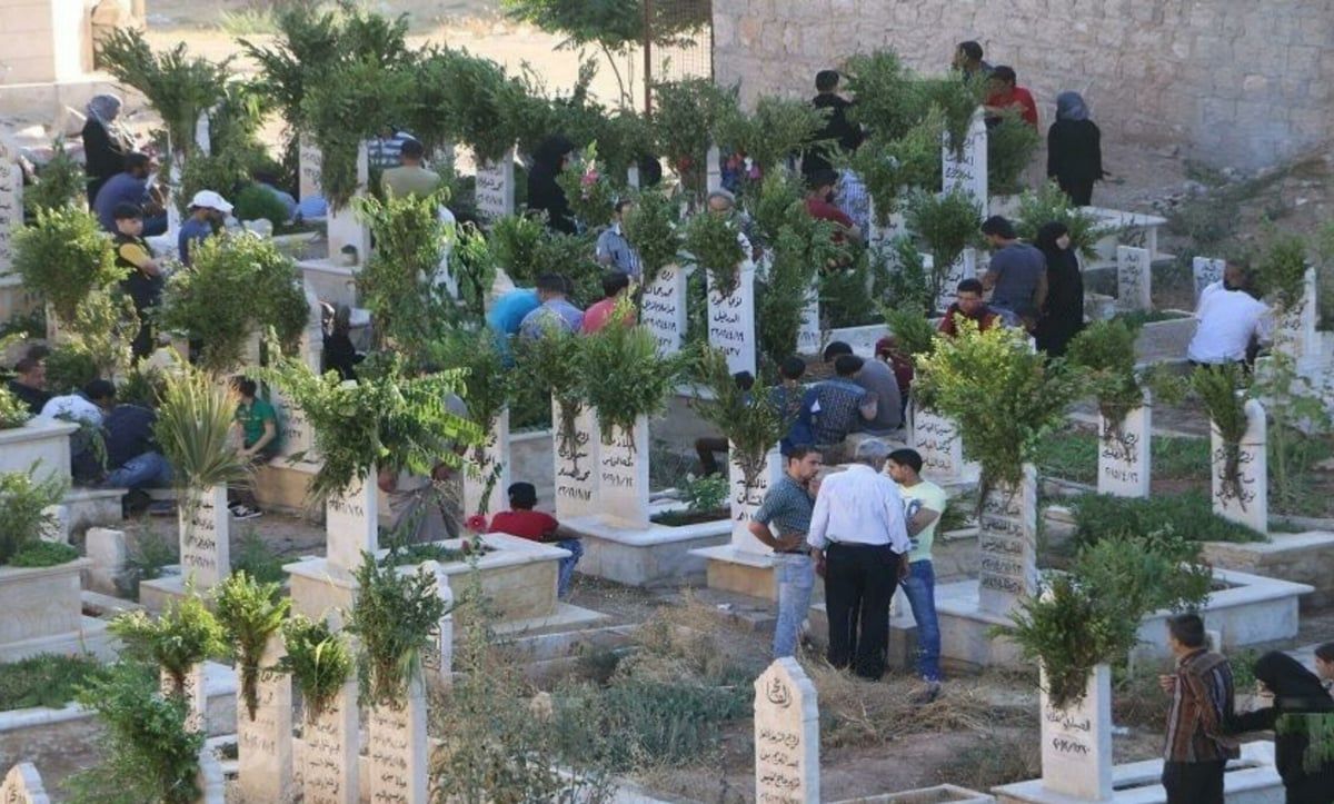 أغصان "الآس" تظلل قبور الراحلين في أول أيام العيد.. ما السبب؟