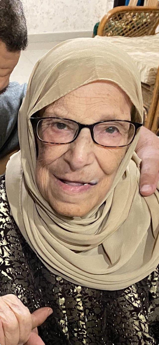 عائلةُ مسنة فلسطينية تتهم الجيش الإسرائيلي بحرقها وهي على قيد الحياة