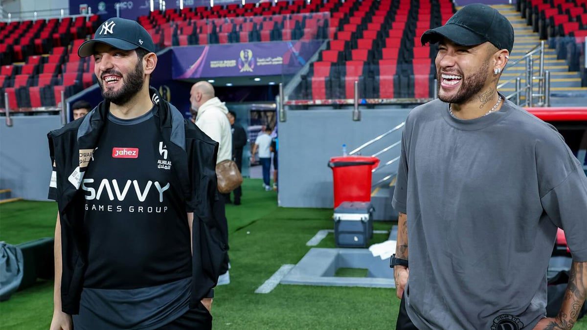 "شارك معنا غدا".. البليهي يمازح نيمار قبل مباراة الهلال والاتحاد (فيديو)