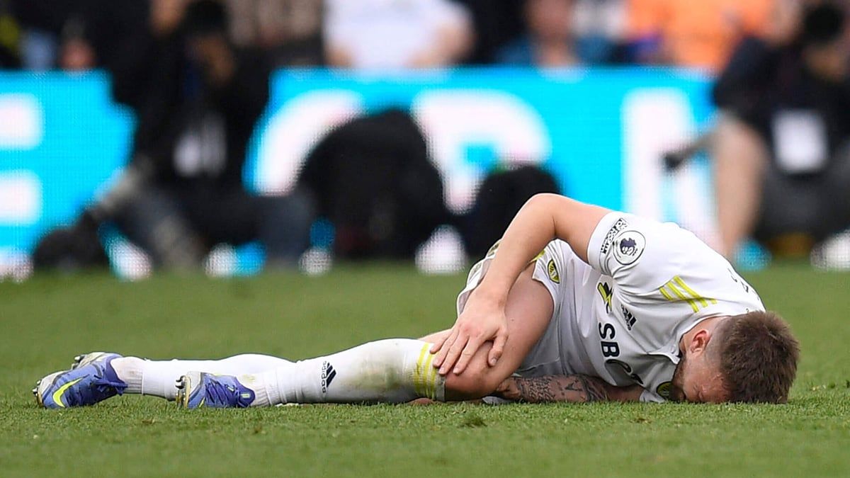 نجم ليدز يعلن اعتزاله بعد فشله في التعافي من كسر في ساقه