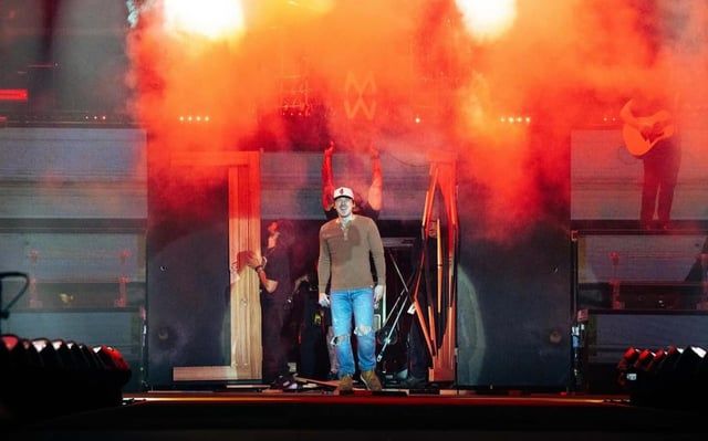 اعتقال مغنٍ أمريكي شهير لإلقائه كرسيّا من الطابق السادس (فيديو)