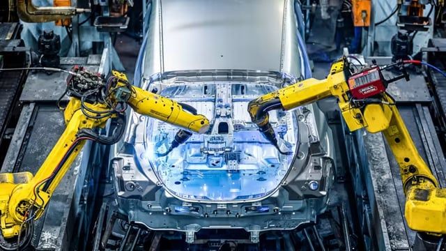 ما مصير العمال حين تتحول صناعة السيارات بالكامل إلى الكهرباء؟