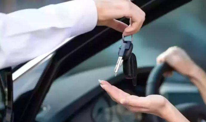 المرور يُجيــب: من يدفع رسوم نقل ملكية السيارة في المملكة العربية السعودية - موقع الخليج الان