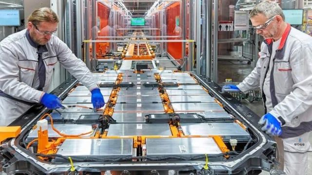 ما مصير العمال حين تتحول صناعة السيارات بالكامل إلى الكهرباء؟