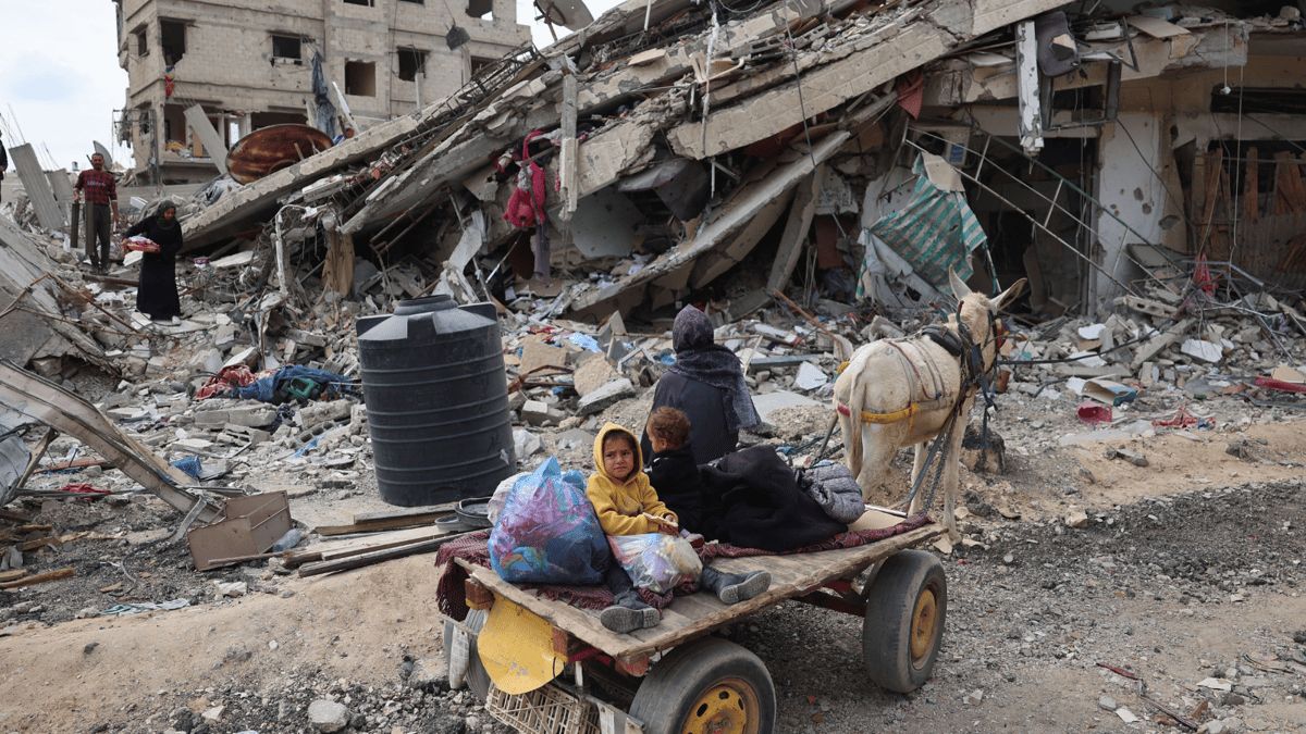 "كأنه سقوط نيزك".. الدمار يصدم الغزيين بعد عودتهم إلى خان يونس