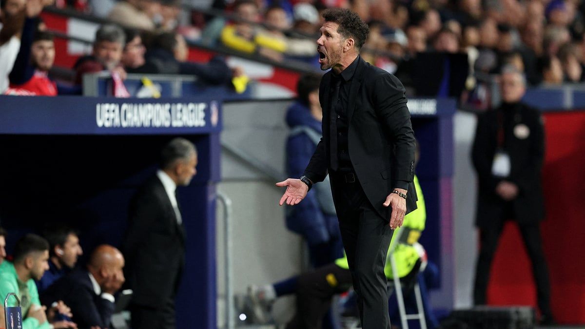 سيميوني يتشاجر مع كيهل خلال مباراة أتلتيكو مدريد ودورتموند (فيديو)