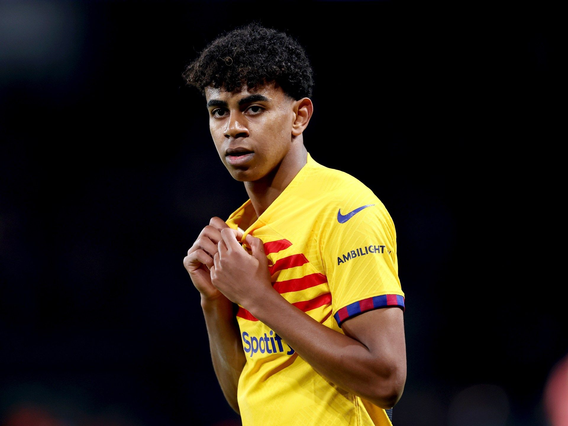 تعليق “طبقي”.. قناة إسبانية تسيء للأمين جمال لاعب برشلونة - موقع الخليج الان