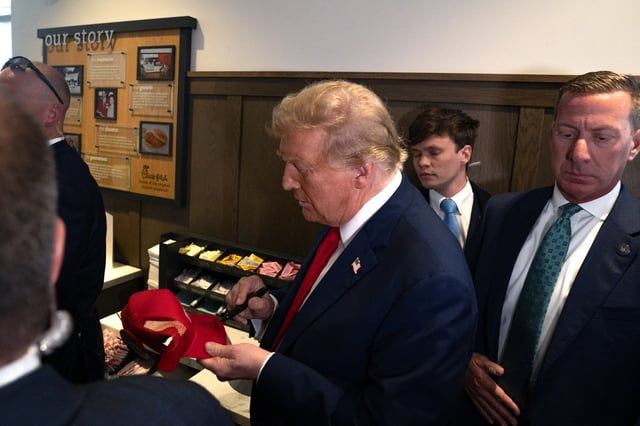 ترامب يفاجئ مطعما للوجبات السريعة (صور وفيديو)