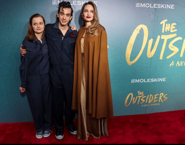 ظهور نادر لأنجلينا جولي مع ابنتها من براد بيت "فيفيان" (صور)