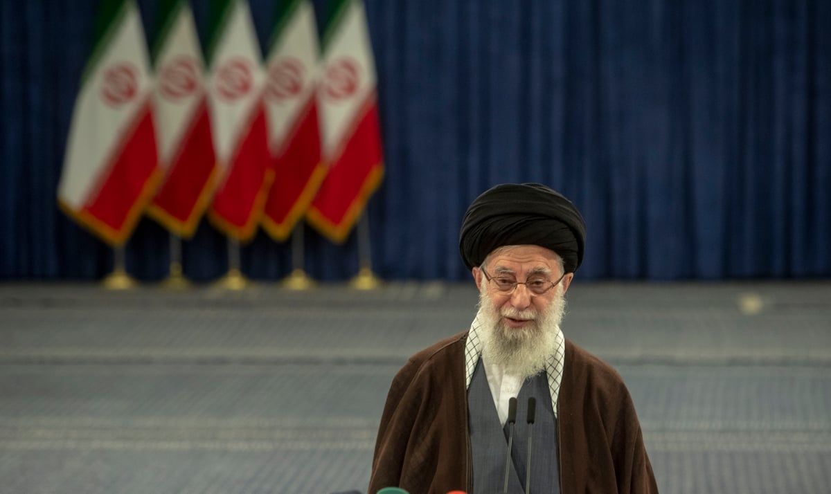 رسالة تهديد.. بندقية خامنئي في خطبة العيد تثير تفاعلاً واسعاً (فيديو)