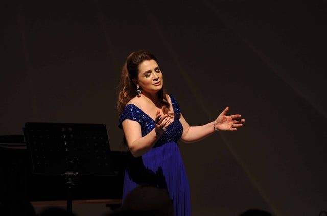 سمية بعلبكي لـ"الخليج 365": "الزمن غربال" لظواهر الفن الغريبة