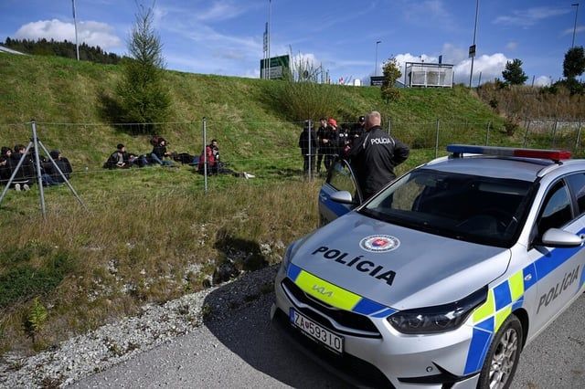 لوموند: تبني أوروبي متزايد لأجندات يمينية متطرفة في التعامل مع المهاجرين