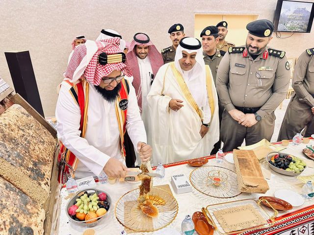 بطول مترين ونصف.. إعداد خُبزة ضخمة تكفي لـ 200 شخص في السعودية (صور)