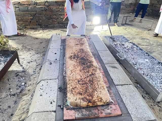 بطول مترين ونصف.. إعداد خُبزة ضخمة تكفي لـ 200 شخص في السعودية (صور)